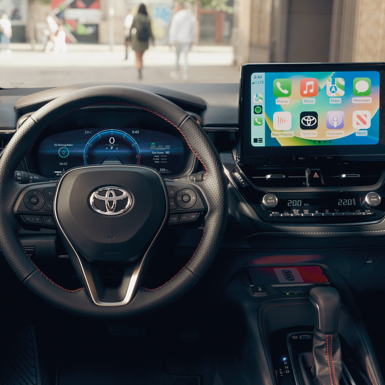 En Multimediaskärm i en Toyota visar hemskärmen för Apple CarPlay.